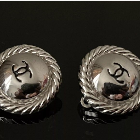 CHANEL VINTAGE AUTHENTIC CLIP ON EARRINGS RARE/ Gorgeous! - Picture 1 of 6